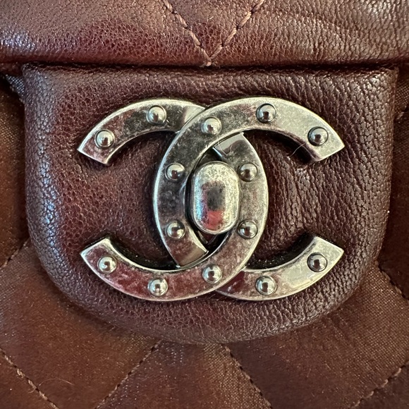 CHANEL Burgundy Shoulder Bag with Quilted Design and Chain Strap - Picture 12 of 13